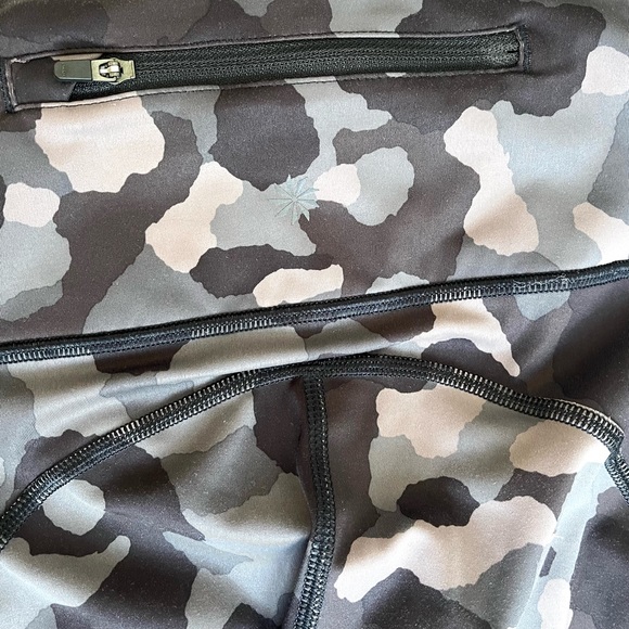 Athleta Lightning Stash Pocket Camo 7/8 Tight In Supersonic - Picture 9 of 11